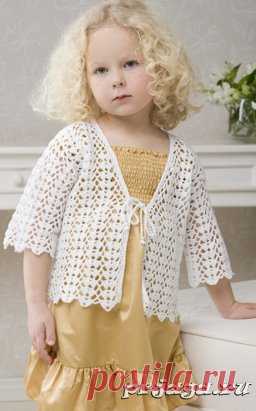 Жакет крючком для девочки
Описание: http://prjaga.ru/vyazanie-dlya-detej/top-azhurnaya-koftochka/zhaket-kryuchkom-dlya-devochki