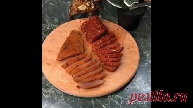 Пост на стене Теперь делаю только тaк! Карпачо из курицы  Нам понадобится: - Куриная грудка - Соль - Перец - Лавровый лист - Специи  Приготовление: Грудки натереть солью, перцем, и засыпать большим количеством соли, измельчить туда лавровый лист! Убрать в холодильник на сутки! Через сутки промыть холодной водой и замочить в холодной воде на 30 минут! Затем натереть специями любимыми и завернуть в марлю! Убрать в холодильник на су...
