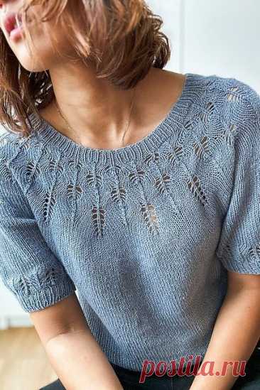Ny designer på webshoppen, nemlig Lucy fra @atelier.ajour. 🤩⁠ ⁠ Et af hendes smukke designs er bl.a. denne Pavo Blouse. Den strikker vi i 1 tråd GARNA Edda – et super blødt luksusgarn, som alene består af 100% cashmere.⁠ 🧡 --- Neue Designerin im Shop: Lucy von @atelier.ajour. 🤩 Eines ihrer wunderschönen Designs ist u.a. diese Pavo Blouse. Wir stricken mit 1 Faden GARNA Edda – einem superweichen Luxusgarn in den schönsten Tweedfarben, das nur aus 100 % Kaschmir besteht.