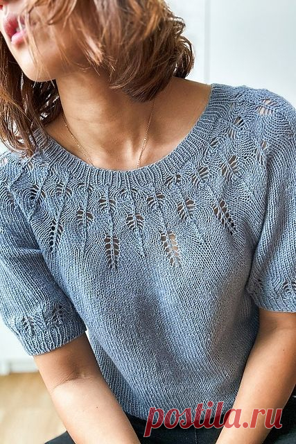 Ny designer på webshoppen, nemlig Lucy fra @atelier.ajour. 🤩⁠ ⁠ Et af hendes smukke designs er bl.a. denne Pavo Blouse. Den strikker vi i 1 tråd GARNA Edda – et super blødt luksusgarn, som alene består af 100% cashmere.⁠ 🧡 --- Neue Designerin im Shop: Lucy von @atelier.ajour. 🤩 Eines ihrer wunderschönen Designs ist u.a. diese Pavo Blouse. Wir stricken mit 1 Faden GARNA Edda – einem superweichen Luxusgarn in den schönsten Tweedfarben, das nur aus 100 % Kaschmir besteht.