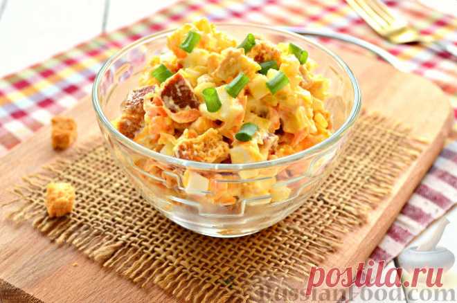 Рецепт: Салат с яйцом и сухариками на RussianFood.com