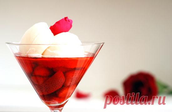 Клубничный компот с розовой водой