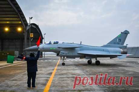 Истребитель ВВС Пакистана J-10 получил оборудование Су-35. Пакистанский истребитель J-10 китайского производства получил оборудование российского самолета Су-35. Об этом в Twitter сообщил пользователь @Roberto05246129. Речь идет об авиационной станции предупреждения об облучениях (СПО) Л-150 «Пастель», позволяющей определить факт облучения летательного аппарата РЛС противника.