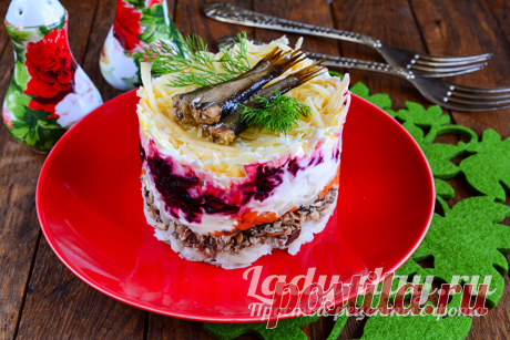 Салат с шпротами — ну очень вкусный Сочетание всех продуктов делает этот салат запоминающимся и таким, что каждый из гостей захочет узнать рецепт.  Салаты – это неотъемлемая часть застолья и в преддверии любого праздника каждая хозяйка начинает искать рецепты того или иного блюда, чтобы удивить гостей. Сегодня мы облегчим вам задачу и приготовим вкусный и оригинальный салат со шпротами и свеклой. Салат с шпротами: рецепт с фото очень вкусный Блюдо необычное и довольно-таки...