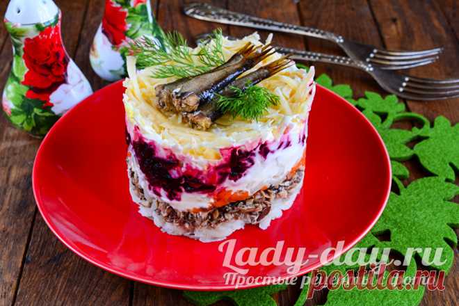Салат с шпротами — ну очень вкусный Сочетание всех продуктов делает этот салат запоминающимся и таким, что каждый из гостей захочет узнать рецепт.  Салаты – это неотъемлемая часть застолья и в преддверии любого праздника каждая хозяйка начинает искать рецепты того или иного блюда, чтобы удивить гостей. Сегодня мы облегчим вам задачу и приготовим вкусный и оригинальный салат со шпротами и свеклой. Салат с шпротами: рецепт с фото очень вкусный Блюдо необычное и довольно-таки...