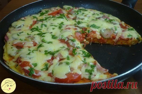 Пицца на сковороде 

 2 порции
Готовим дома очень вкусную, сочную и быструю пиццу на сковороде, всего за 10 минут! Тесто для пиццы - на сметане. Начинка для пиццы - из кусочков свинины, охотничьих сосисок, помидоров, грибов и сыра.