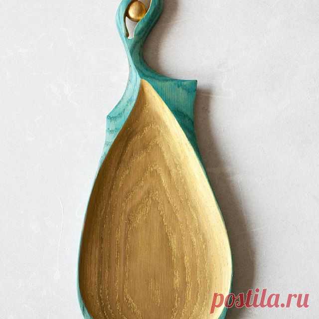 .
Солнечная Роса 
Solar Dew

Доска+менажница. С одной стороны гладкая - для нарезки. С другой - функциональное углубление для подачи блюд.

Нам она очень нравится ☺. Теплый, пробуждающий от непогоды солнечный свет окутан в нежную бирюзовую форму ☀💦 Возвращает то ощущение моря, когда лежишь на пляже и вдыхаешь свежий морской воздух.🌴 Частичка уходящего лета )

Стоимость:💰 3300 рублей. 
Дуб или ясень на выбор. 
Покрыто льняным маслом с натуральными пигментами. 
Размеры: �...