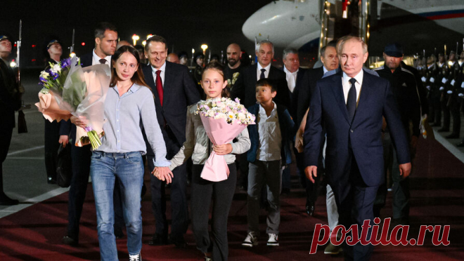 Разведчица Дульцева рассказала о своих эмоциях при сходе с трапа самолета после обмена. Разведчица-нелегал Анна Дульцева, вернувшаяся в Россию в результате масштабного обмена заключенными, не сдержала слез при сходе с трапа самолета в аэропорту Внуково. Об этом она рассказала в эфире телеканала "Россия ...