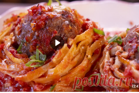 Шеф-повар Василий Емельяненко
Макароны гнезда с фаршем
Гнезда тальятелле
Фарш (телятина) - 400 г
Фарш (баранина) - 400 г
Консервированные томаты Полпа - 1 банка
Лук - 3 шт Оливковое масло Чеснок - 3 зубчика Соль - по вкусу Перец - по вкусу
Итальянские травы - 2-3 ч. ложки Оливковое масло Копченая паприка - 0.5 ч. ложки
Чесночная приправа "Перо совы" Сыр пармезан Зеленый лук