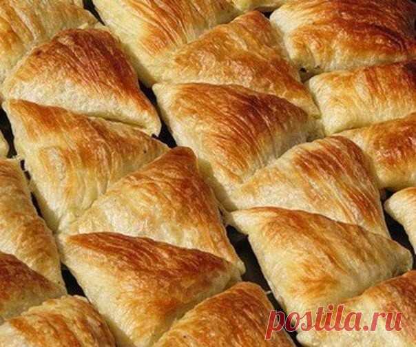 Самса на кефирном тесте с куриным мясом и картошкой

Для теста: 

2 яйца; 
1 стакан кефира (250 мл); 
1 чайная ложка соли; 
3 столовые ложки подсолнечного масла; 
щепотка соды; 
щепотка лимонной кислоты; 
3,5—4 стакана муки; 
яйцо для смазывания верха самсы. 

Для начинки: 

300 грамм куриного фарша; 
2 картофелины; 
3 луковицы; 
соль; 
чёрный перец; 
0,5 чайной ложки сухой приправы для птицы. 

В глубокую тарелку разбейте яйца и положите соль. Взбейте смесь вилкой. 
Добав...