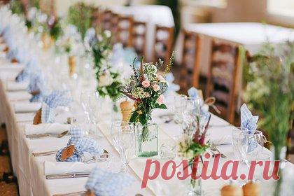 Невеста решила не приглашать на свадьбу сестру из-за непристойного наряда. Девушка поругалась с сестрой из-за платья, которое та выбрала в качестве наряда для свадьбы. Она испытала шок, увидев фото обтягивающего платья с огромными вырезами, под которое невозможно надеть ни бюстгальтер, ни трусики. Девушка сообщила сестре, что такой наряд неприемлем, и отозвала приглашение.