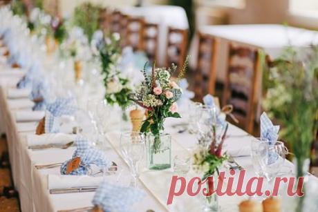 Невеста решила не приглашать на свадьбу сестру из-за непристойного наряда. Девушка поругалась с сестрой из-за платья, которое та выбрала в качестве наряда для свадьбы. Она испытала шок, увидев фото обтягивающего платья с огромными вырезами, под которое невозможно надеть ни бюстгальтер, ни трусики. Девушка сообщила сестре, что такой наряд неприемлем, и отозвала приглашение.