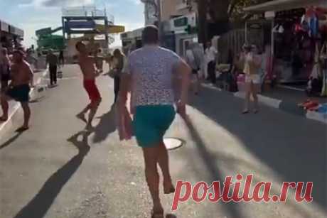 Необычный танец россиян на популярном курорте восхитил пользователей сети. Россияне устроили вечеринку на улицах популярного курортного поселка Дивноморское под Геленджиком и восхитили пользователей сети. На кадрах видно, как группа людей из трех человек исполняет танец. Женщина в коротком платье и рубашке катит за собой музыкальную колонку на колесиках, двое мужчин идут за ней, подпрыгивая.
