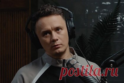 Популярный российский комик рассказал об удивившей его особенности США. Популярный российский стендап-комик Илья Соболев и его жена Наталья Соболева рассказали об особенности, которая удивила их во время путешествия в США. «Я помню, когда мы в первый раз зашли [в кафе] и не оставили чаевые. (...) На нас посмотрели, как будто на врагов народа», — заявила супруга юмориста.