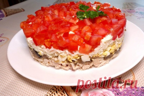 Слоеный салат с курицей, грибами и помидорами — Домашняя кулинария