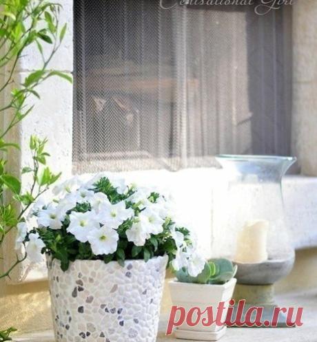 Уличный цветочный горшок из камней и обычного ведра
