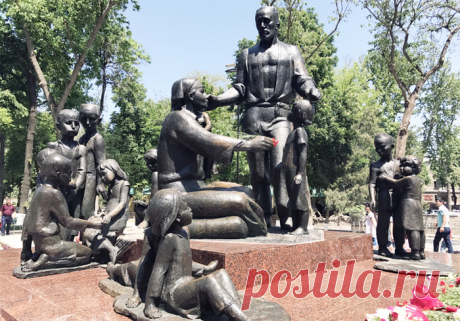 Памятник семье Шамахмудовых в Ташкентe