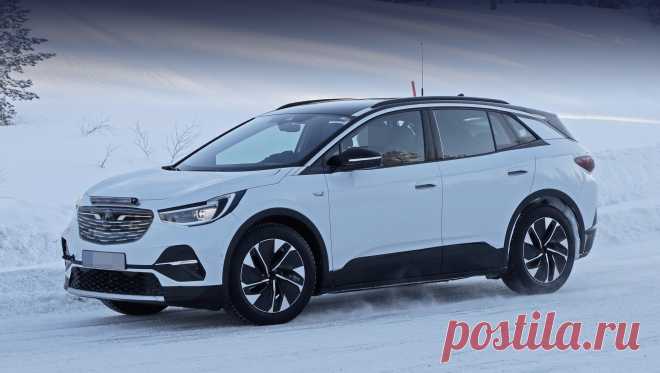 Кроссовер Volkswagen ID.4 приоткрыл ряд своих деталей Издали машина похожа на типичный Opel, но это чудеса маскировки: накладки с ложным рисунком на решётке радиатора и оптике вместе с плёнкой создают