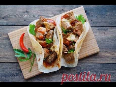 Фахита - YouTube | Фахита (исп. fajita) — блюдо мексиканской кухни, представляющее собой завёрнутое в тортилью (мягкую пшеничную лепёшку) жареное на гриле и нарезанное полосками мясо с овощами. Чаще всего используется говядина, но также свинина, мясо кур, иногда морепродукты. К мясу часто добавляются: сметана, гуакамоле, сальса, пико-де-гальо, сыр и томаты.