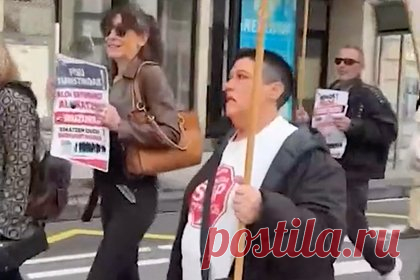 Сотни протестующих против туризма жителей популярной страны Европы попали на видео