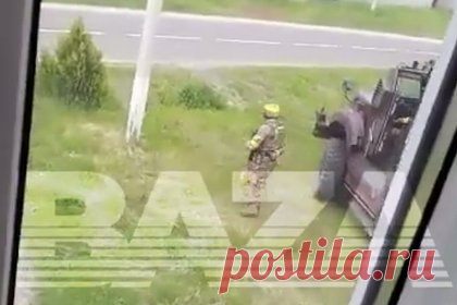 Опубликовано видео с предполагаемым диверсантом в Белгородской области. Опубликовано видео, на котором запечатлен предполагаемый диверсант из группы, которая зашла 22 мая в Белгородскую область. Соответствующий ролик разместило издание Baza. На кадрах, снятых из окна неизвестного строения, можно увидеть человека в боевом снаряжении, держащего в руках что-то похожее на оружие.