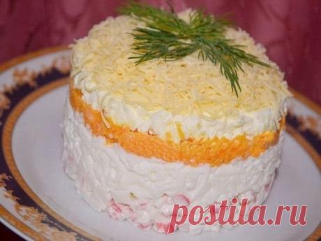 Салат с крабовыми палочками и морковкой

Ингредиенты:

крабовые палочки 200г
яйца вареные 6 шт
морковь вареная большая 1 шт
сыр 70г
майонез или сметана

Приготовление:

Крабовые палочки очень мелко порезать или натереть на терке (подморозить вначале). Отделить белки от желтков. Натереть по отдельности. Морковь и сыр натереть на мелкой терке. Можно по отдельности смешать все с майонезом (кроме сыра), а можно каждый слой промазать. Выкладывать слоями: крабовые палочки, белки...