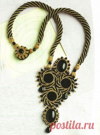 Черный принц / Колье, бусы, ожерелья, Кулоны и подвески / Biserok.org Довольно сложное украшение на шею. Кулон со жгутом и черными кабошонами. богатое и нарядное украшение из бисера и различных бусин.
