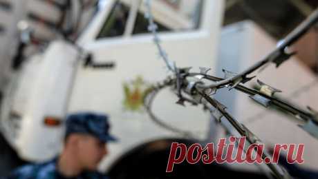 Россиянина, который устроил дебош в кафе и ударил полицейского вилкой, отправили в колонию. В Петербурге осудили мужчину, который устроил дебош в кафе и ударил полицейского вилкой. Об этом сообщает региональная прокуратура. По информации ведомства, инцидент произошел 22 мая текущего года в кафе на Гончарной улице. Пьяный ...