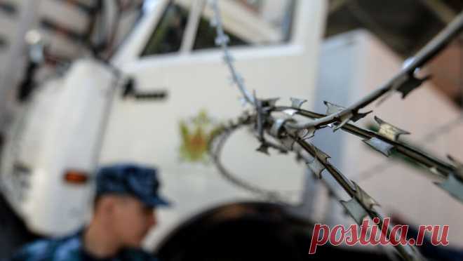 Россиянина, который устроил дебош в кафе и ударил полицейского вилкой, отправили в колонию. В Петербурге осудили мужчину, который устроил дебош в кафе и ударил полицейского вилкой. Об этом сообщает региональная прокуратура. По информации ведомства, инцидент произошел 22 мая текущего года в кафе на Гончарной улице. Пьяный ...