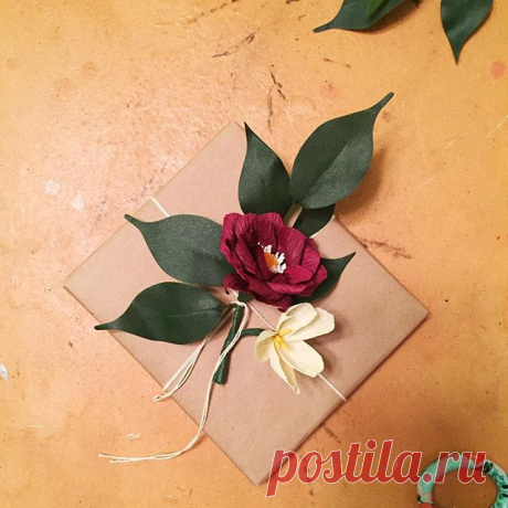 So I made a few ugly little flowers trying to go from working on a big ass Wall Flower (can't wait to share that) to little flowers and in the end, ended up with this little ditty for present toppers. 🤗🎁 Whatcha think?!