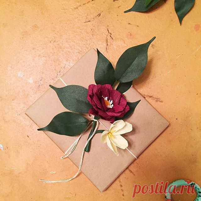 So I made a few ugly little flowers trying to go from working on a big ass Wall Flower (can't wait to share that) to little flowers and in the end, ended up with this little ditty for present toppers. 🤗🎁 Whatcha think?!
