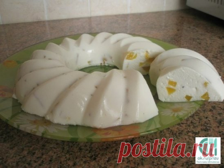 Творожный десерт бланманже - вкусный и полезный десерт из творога. Этот изумительный творожный десерт готовится без выпечки. Для его приготовления используется коровье молоко и в качестве загустителя - желатин. Фрукты можно использовать самые разнообразные. Я готовила бланманже с консервированными ананасами. А Вы можете взять, например, консервированные персики, виноград, клубнику. 
Ингредиенты для приготовления творожного десерта бланманже:
0,5 стакана молока;
1 пакетик (15 г) желатина;
1-2 па