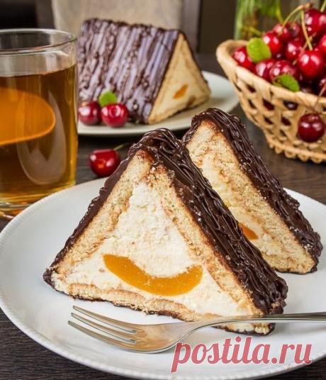 ТОРТ “ШАЛАШ ЛЮБВИ” 
 
Очередной рецепт для тех, кто любит домашние сладости, но терпеть не может возню с тестом и стояние у плиты. Это торт без выпечки — многим он знаком еще с детства. Довольно просто и очень вкусно. 
 
Ингредиенты: 
печенье — 15 шт. 
сливочное масло — 200 г 
сахар — 1 стакан 
творог — 200 г 
какао — 2 ст.л. 
молоко — 1/2 ст. 
консервированные персики 
 
Способ приготовления: 
Творог взбиваем с 100 г масла и половиной стакана сахара. 
 
Оставшееся масло р...