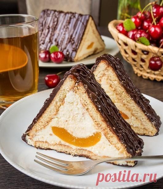 ТОРТ “ШАЛАШ ЛЮБВИ” 
 
Очередной рецепт для тех, кто любит домашние сладости, но терпеть не может возню с тестом и стояние у плиты. Это торт без выпечки — многим он знаком еще с детства. Довольно просто и очень вкусно. 
 
Ингредиенты: 
печенье — 15 шт. 
сливочное масло — 200 г 
сахар — 1 стакан 
творог — 200 г 
какао — 2 ст.л. 
молоко — 1/2 ст. 
консервированные персики 
 
Способ приготовления: 
Творог взбиваем с 100 г масла и половиной стакана сахара. 
 
Оставшееся масло р...