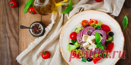 Как приготовить греческий салат: классический рецепт и 5 самых креативных идей - БУДЕТ ВКУСНО! - медиаплатформа МирТесен Как приготовить классический греческий салат Традиционный греческий салат легко приготовить. Главное правило — использовать только свежие и качественные продукты. Ингредиенты 2–3 помидора; 1 огурец; 1 небольшая луковица; несколько столовых ложек оливкового масла экстра-класса (Extra virgin); 6–8