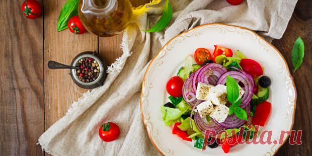 Как приготовить греческий салат: классический рецепт и 5 самых креативных идей - БУДЕТ ВКУСНО! - медиаплатформа МирТесен Как приготовить классический греческий салат Традиционный греческий салат легко приготовить. Главное правило — использовать только свежие и качественные продукты. Ингредиенты 2–3 помидора; 1 огурец; 1 небольшая луковица; несколько столовых ложек оливкового масла экстра-класса (Extra virgin); 6–8