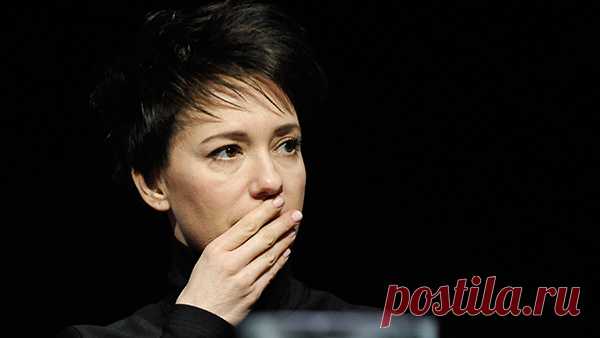 Латыши обманули Чулпан Хаматову Чудны дела твои, Господи... Латышские актеры-режиссеры, даже самые упоротые националисты, сейчас всей душой стремятся в Россию, учат ненавистный русский язык. А тут вдруг российская звезда Чулпан Хаматова уезжает из России в мою забытую богом Латвию.