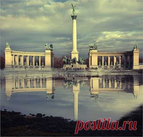 Heroes Square #Budapest #Hungary #explore #travel,  
flickr от ErZsoKa |  Найдено на сайте flickr.com.