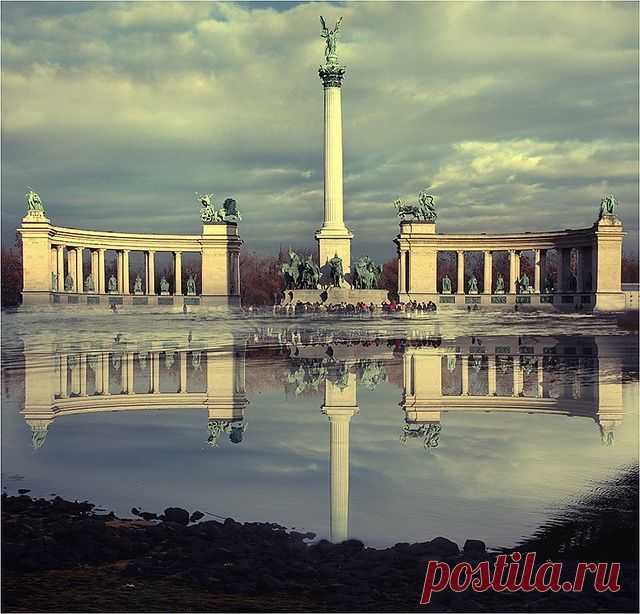 Heroes Square #Budapest #Hungary #explore #travel,  
flickr от ErZsoKa |  Найдено на сайте flickr.com.
