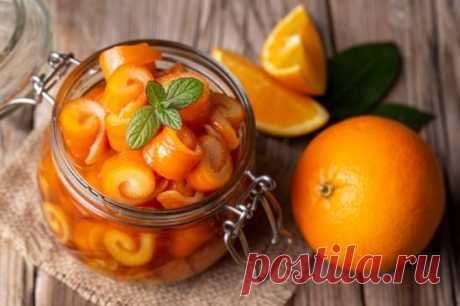 Варенье из апельсиновых корок
#варенье
 Ингредиенты:
Апельсин – 6 штук
Сахар – 600 г
Вода – 600 мл
Лимонный сок – 2 ст.л.
Приготовления
Снимите с апельсинов корки, нарежьте полосками и замочите в холодной воде на пару часов. Периодически меняйте воду.
Сверните корки спиралью и наденьте на нитку с помощью иглы.
Залейте их водой, проварите 20 минут после кипения.
Слейте воду, залейте чистую, и повторите эту процедуру еще 3 раза.
Влейте к коркам 600 мл воды и добавьте сахар.
...