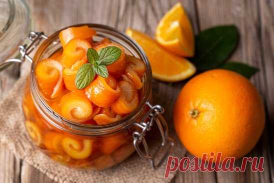 Варенье из апельсиновых корок
#варенье
 Ингредиенты:
Апельсин – 6 штук
Сахар – 600 г
Вода – 600 мл
Лимонный сок – 2 ст.л.
Приготовления
Снимите с апельсинов корки, нарежьте полосками и замочите в холодной воде на пару часов. Периодически меняйте воду.
Сверните корки спиралью и наденьте на нитку с помощью иглы.
Залейте их водой, проварите 20 минут после кипения.
Слейте воду, залейте чистую, и повторите эту процедуру еще 3 раза.
Влейте к коркам 600 мл воды и добавьте сахар.
...