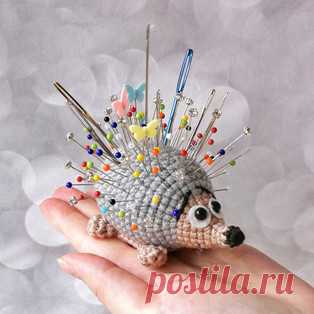 Игольница ёжик амигуруми. Схемы и описания для вязания игрушек крючком! Бесплатный мастер-класс от Веры Кравченко по вязанию игольницы в виде ёжика. Размер вязаной крючком игрушки около 8 см. Для изготовления такого малень…