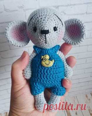 Мышонок в комбинезоне амигуруми. Схемы и описания для вязания игрушек крючком! Бесплатный мастер-класс по вязанию маленького мышонка в комбинезоне от Людмилы Журавлёвой. Высота вязаной крючком мышки примерно 15 см. Из описания сх…