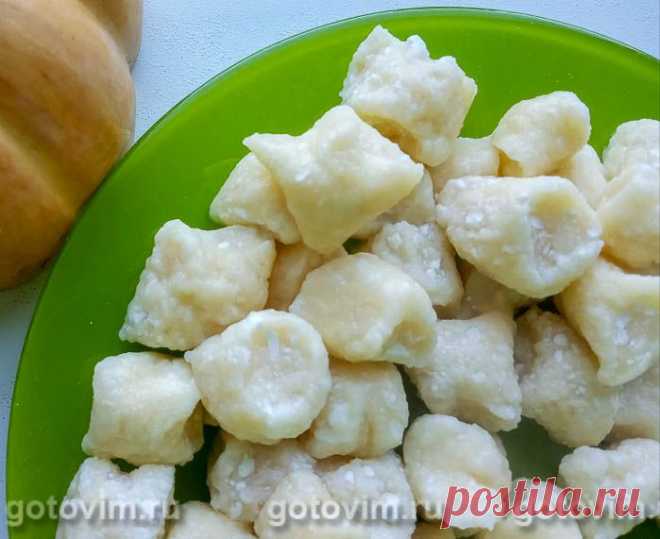 Ленивые вареники с тыквой. Рецепт с фото Ленивые вареники, в отличие от традиционных, делаются значительно быстрее, а по вкусу вовсе не уступают. Именно поэтому предлагаем попробовать рецепт ленивых вареников с кусочками сладкой тыквы. Конечно, перед тем как залепить тыкву в тесто, её надо слегка отварить (или приготовить на пару).
