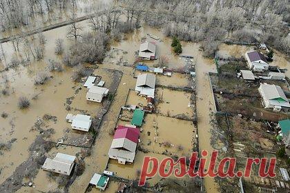 В МЧС назвали напряженной ситуацию с паводками в России. В России ситуация с паводками остается напряженной. При этом в ряде регионов есть положительная динамика, сообщили в пресс-службе МЧС России. Об этом пишет ТАСС. «Ситуация остается напряженной, но в ряде субъектов наблюдается положительная динамика паводковой обстановки», — говорится в сообщении ведомства.