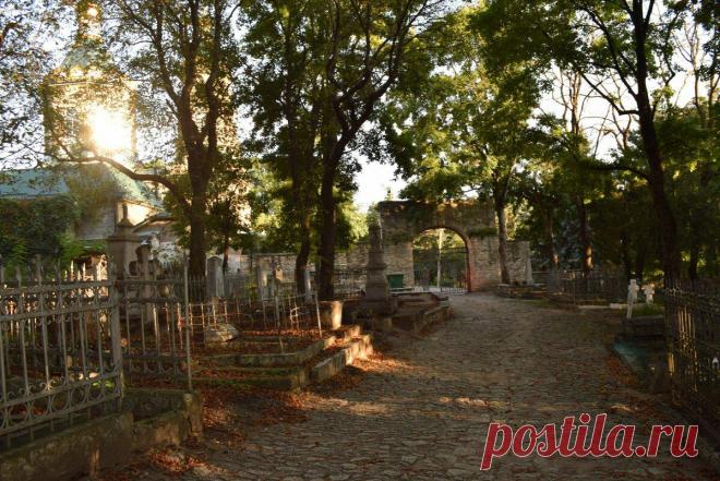 На старом кладбище покоя нет!
Несколько лет назад я занимался тем, что со своими друзьями исследовал старые, давно заброшенные места. Одним из таких жутких мест был старый склеп на кладбище первой пресвитерианской церкви Эдисто (на острове Эдисто, Южная Каролина), где в 1847 году была погребена девушка по имени Джулия Легар. По словам местных жителей, время от времени они слышали из склепа...
Читай пост далее на сайте. Жми ⏫ссылку выше