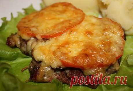 Мясо запеченное под сыром с помидорами и грибами.