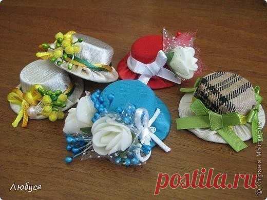 Делаем шляпки из крышечек от PET-бутылок Делаем шляпки из крышечек от PET-бутылокЕсли снизу прикрепить магнит, то будет магнитик на холодильник.