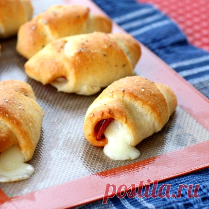 Рогалики с колбасой и моцареллой
Отличный рецепт приготовления вкуснейших рогаликов с колбасой и сыром моцарелла.