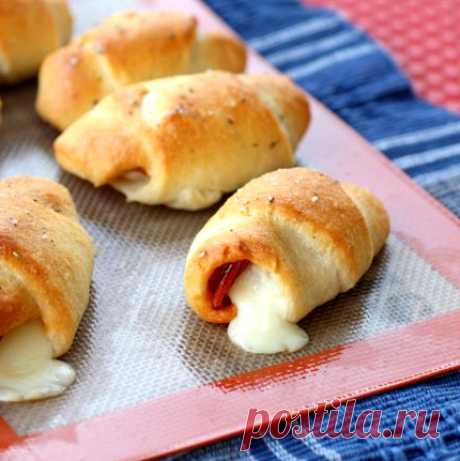 Рогалики с колбасой и моцареллой
Отличный рецепт приготовления вкуснейших рогаликов с колбасой и сыром моцарелла.